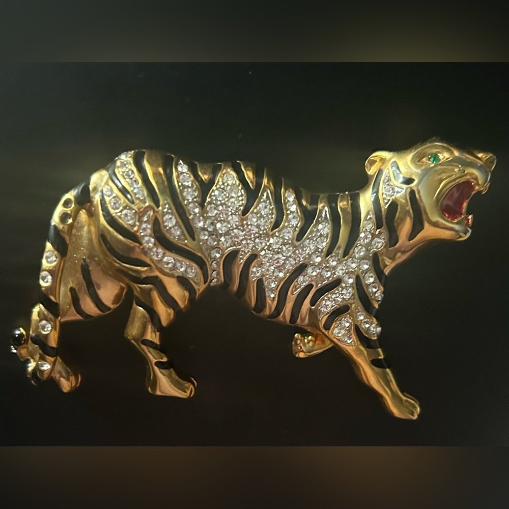 Tiger studded brooch - Picture 4 of 7